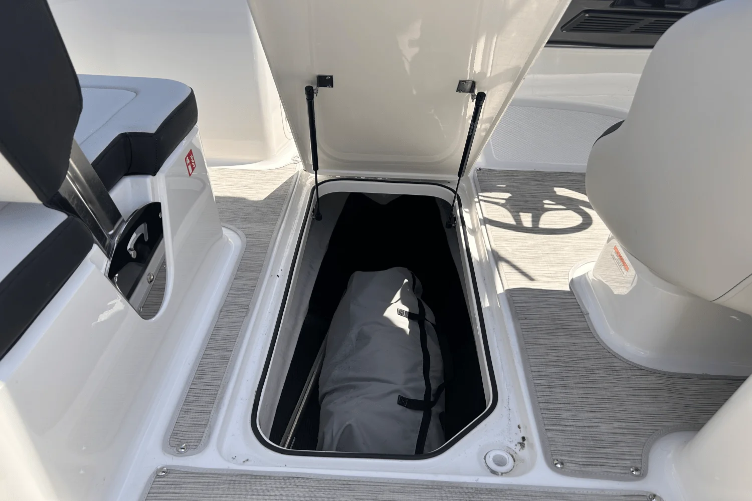2026 Sea Ray SPX 210 Outboard Image Thumbnail #17