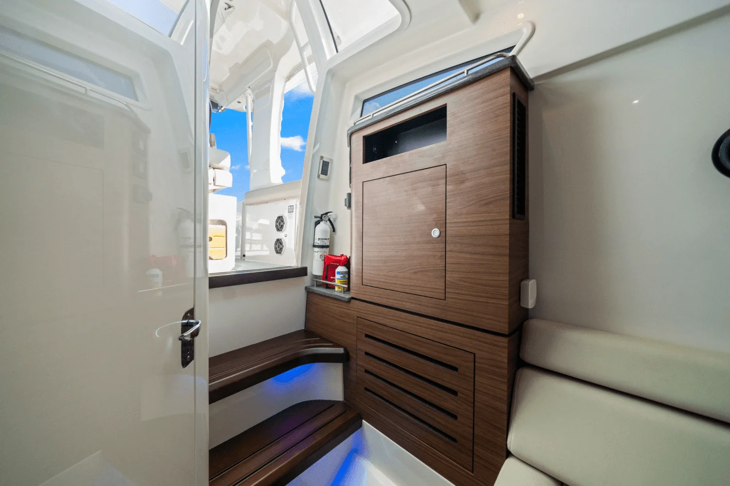 2022 Boston Whaler 350 REALM Image Thumbnail #47