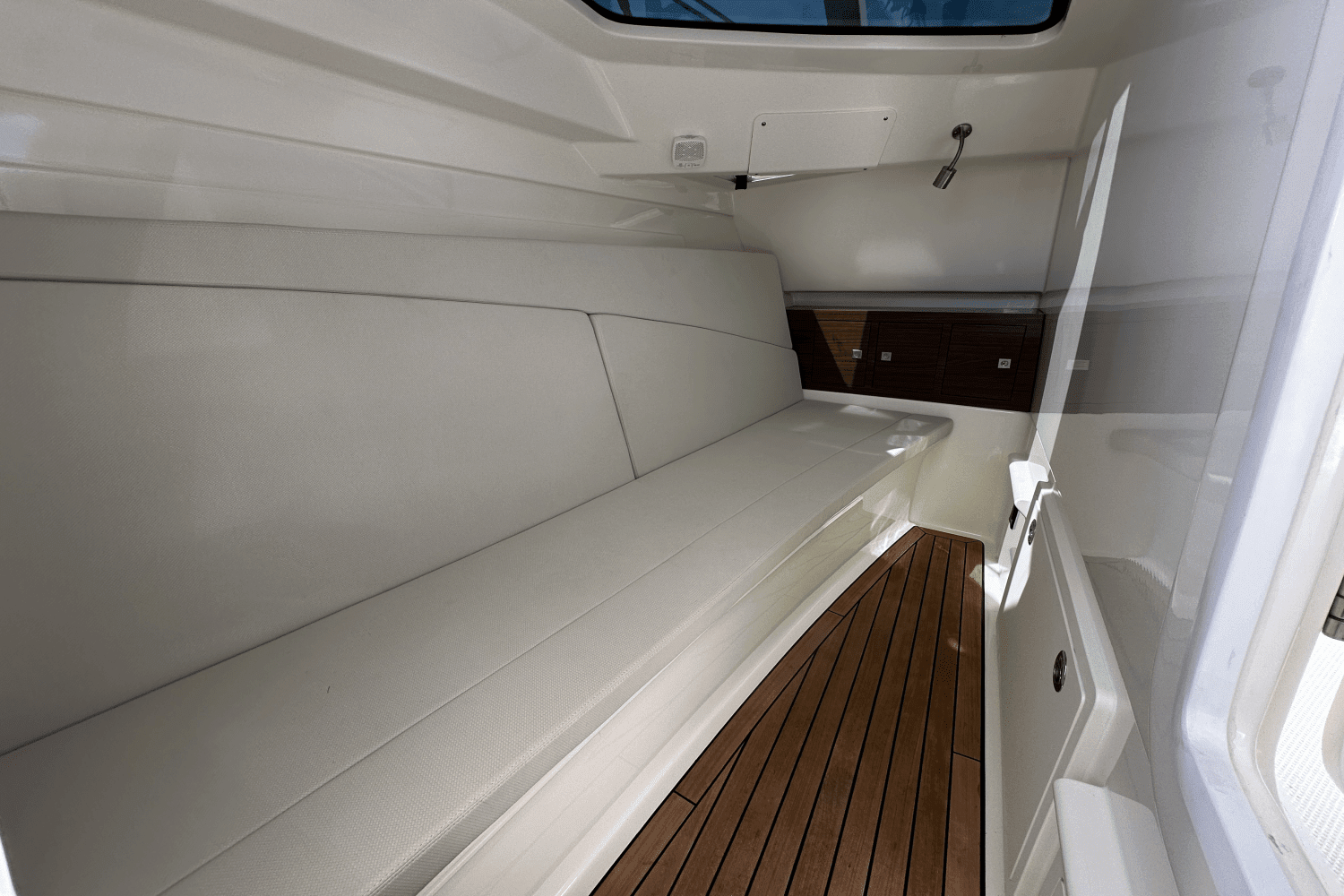 2020 Boston Whaler 320 VANTAGE Image Thumbnail #24