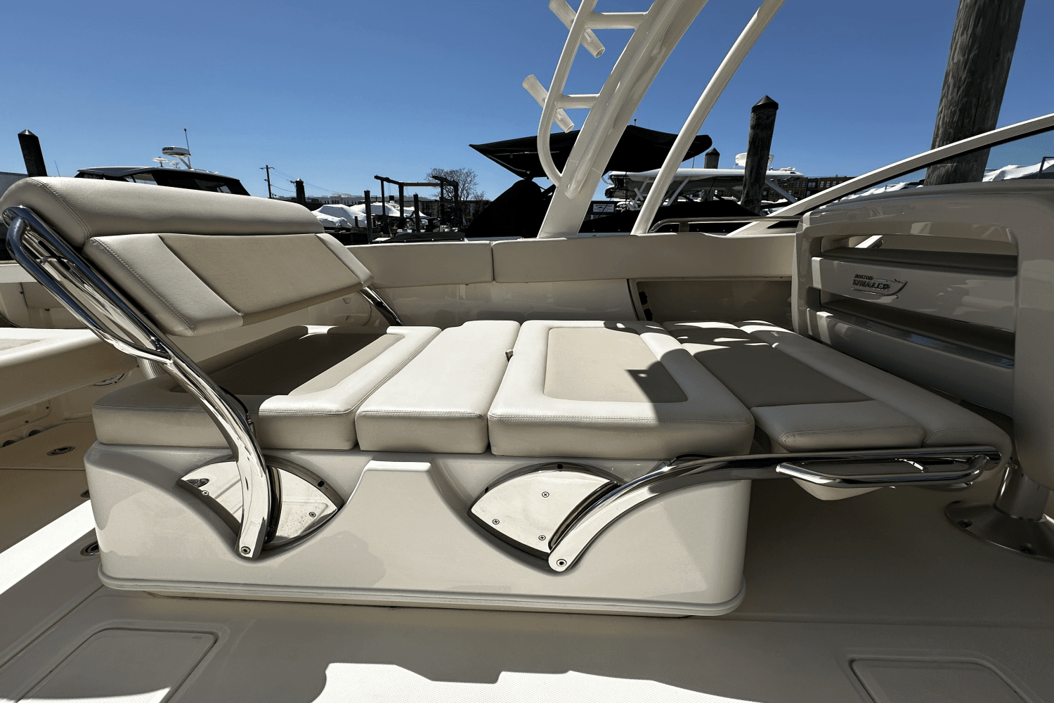 2020 Boston Whaler 320 VANTAGE Image Thumbnail #11