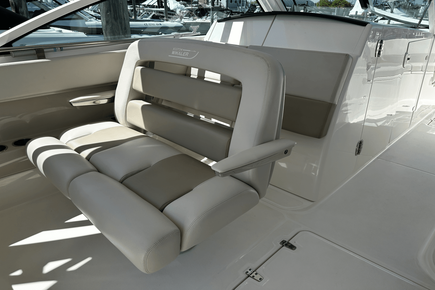 2020 Boston Whaler 320 VANTAGE Image Thumbnail #21