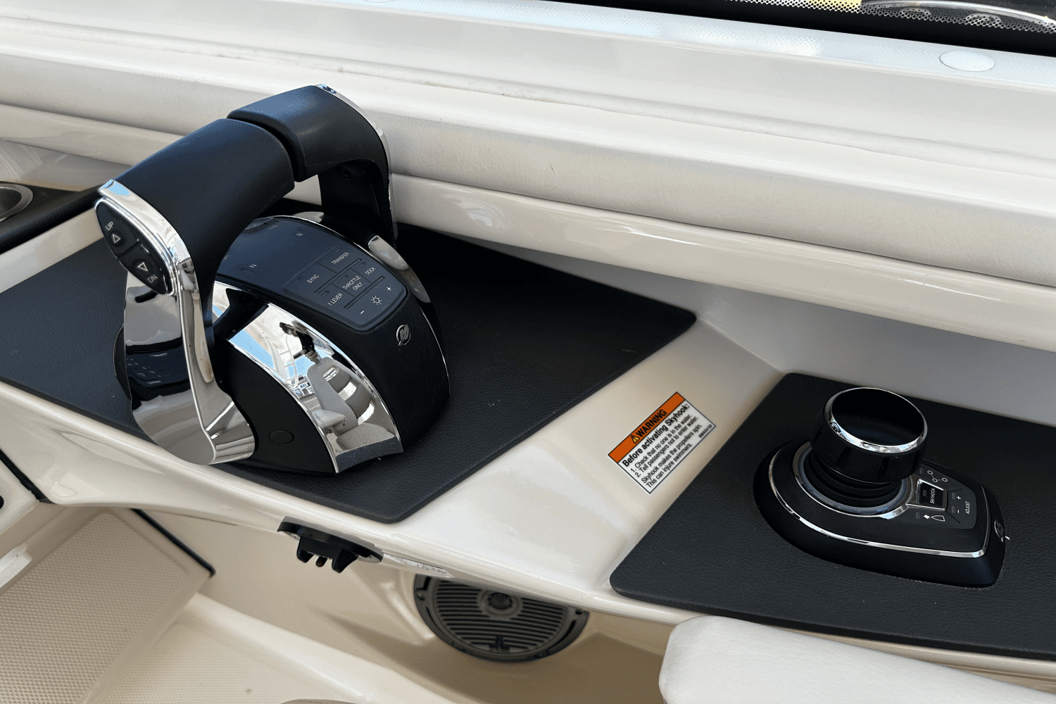 2020 Boston Whaler 320 VANTAGE Image Thumbnail #33