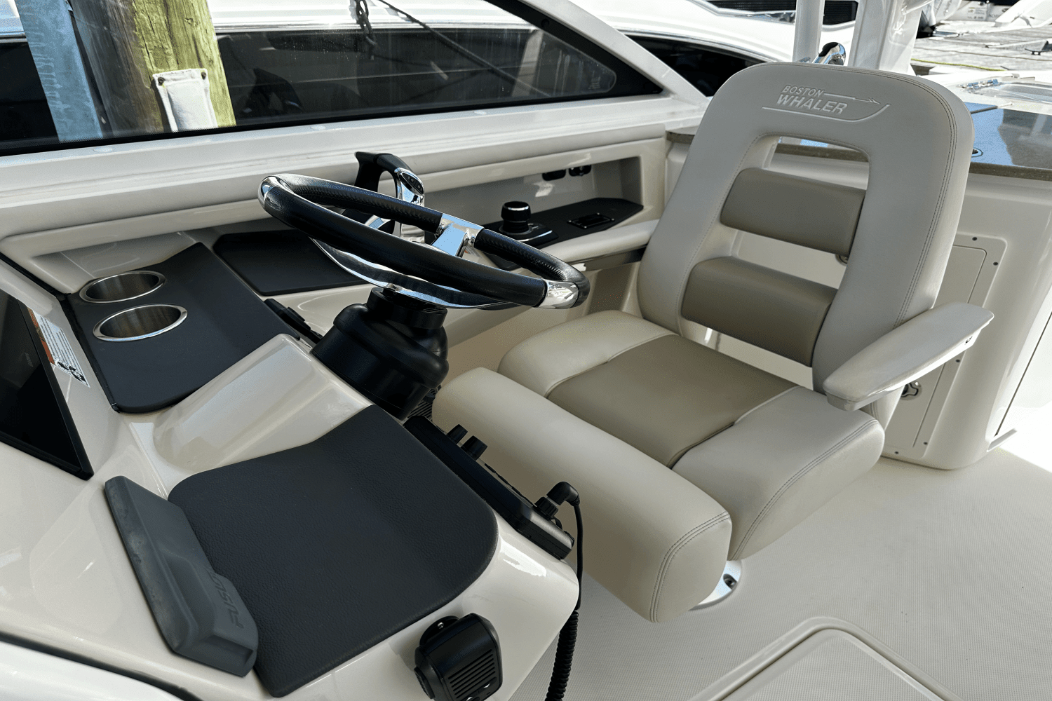 2020 Boston Whaler 320 VANTAGE Image Thumbnail #30