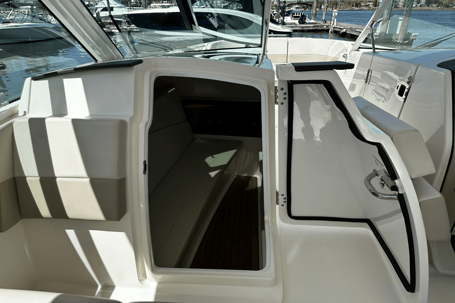 2020 Boston Whaler 320 VANTAGE Image Thumbnail #23