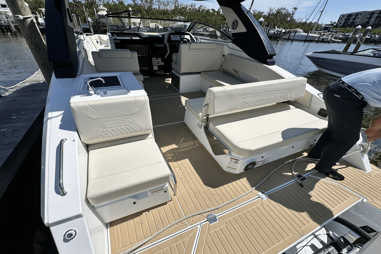 2025 Cruisers Yachts 34 GLS Outboard Image Thumbnail #10