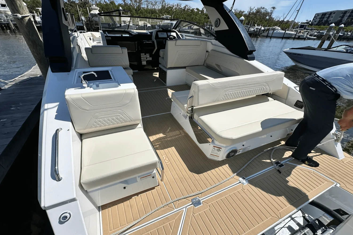 2025 Cruisers Yachts 34 GLS Outboard Image Thumbnail #10