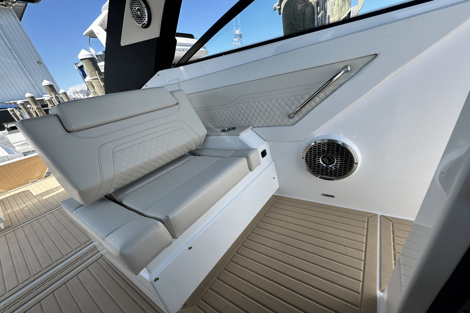 2025 Cruisers Yachts 34 GLS Outboard Image Thumbnail #16