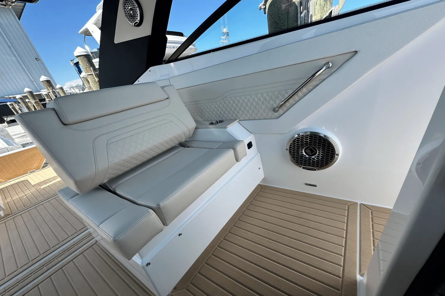 2025 Cruisers Yachts 34 GLS Outboard Image Thumbnail #16