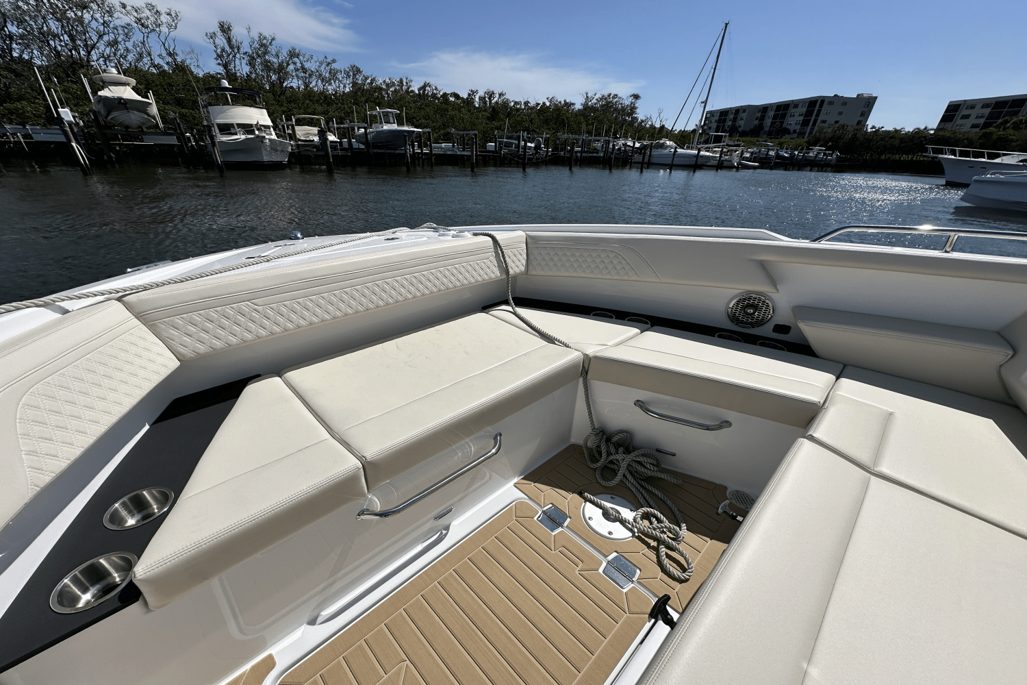 2025 Cruisers Yachts 34 GLS Outboard Image Thumbnail #19