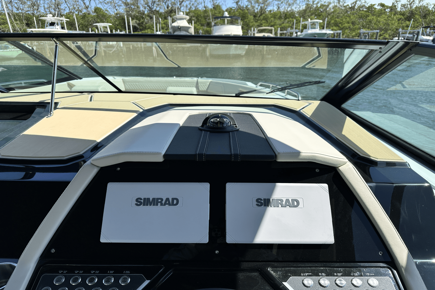 2025 Cruisers Yachts 34 GLS Outboard Image Thumbnail #15