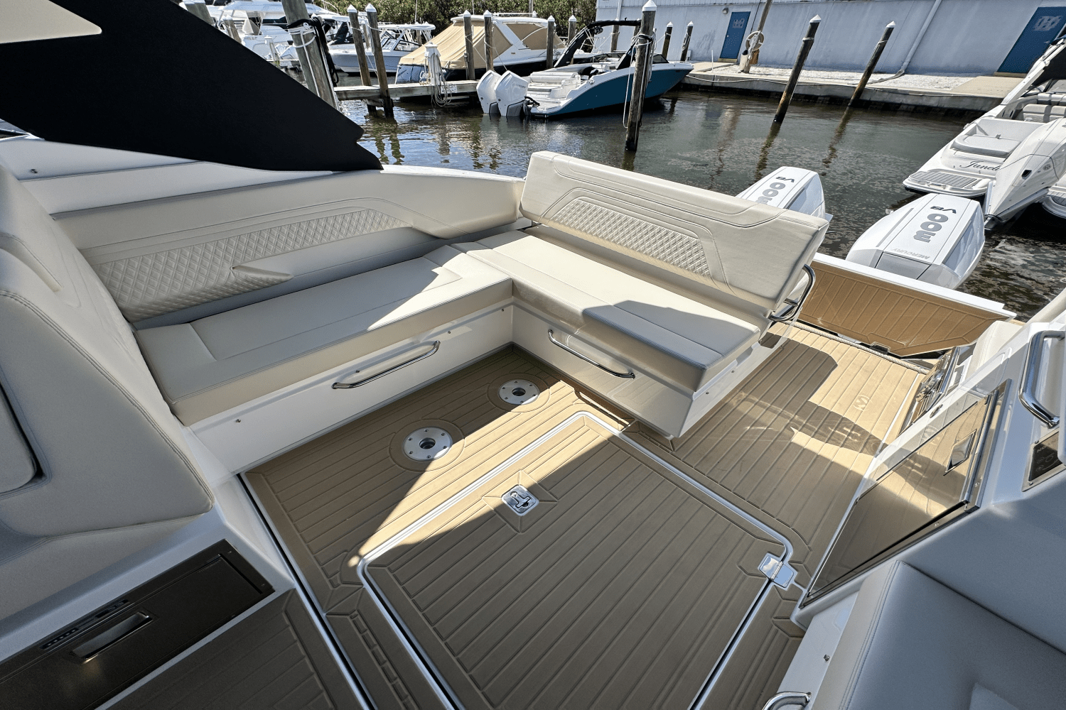 2025 Cruisers Yachts 34 GLS Outboard Image Thumbnail #12