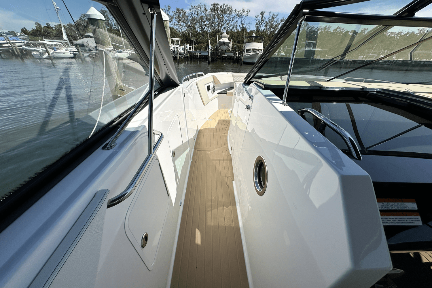 2025 Cruisers Yachts 34 GLS Outboard Image Thumbnail #17