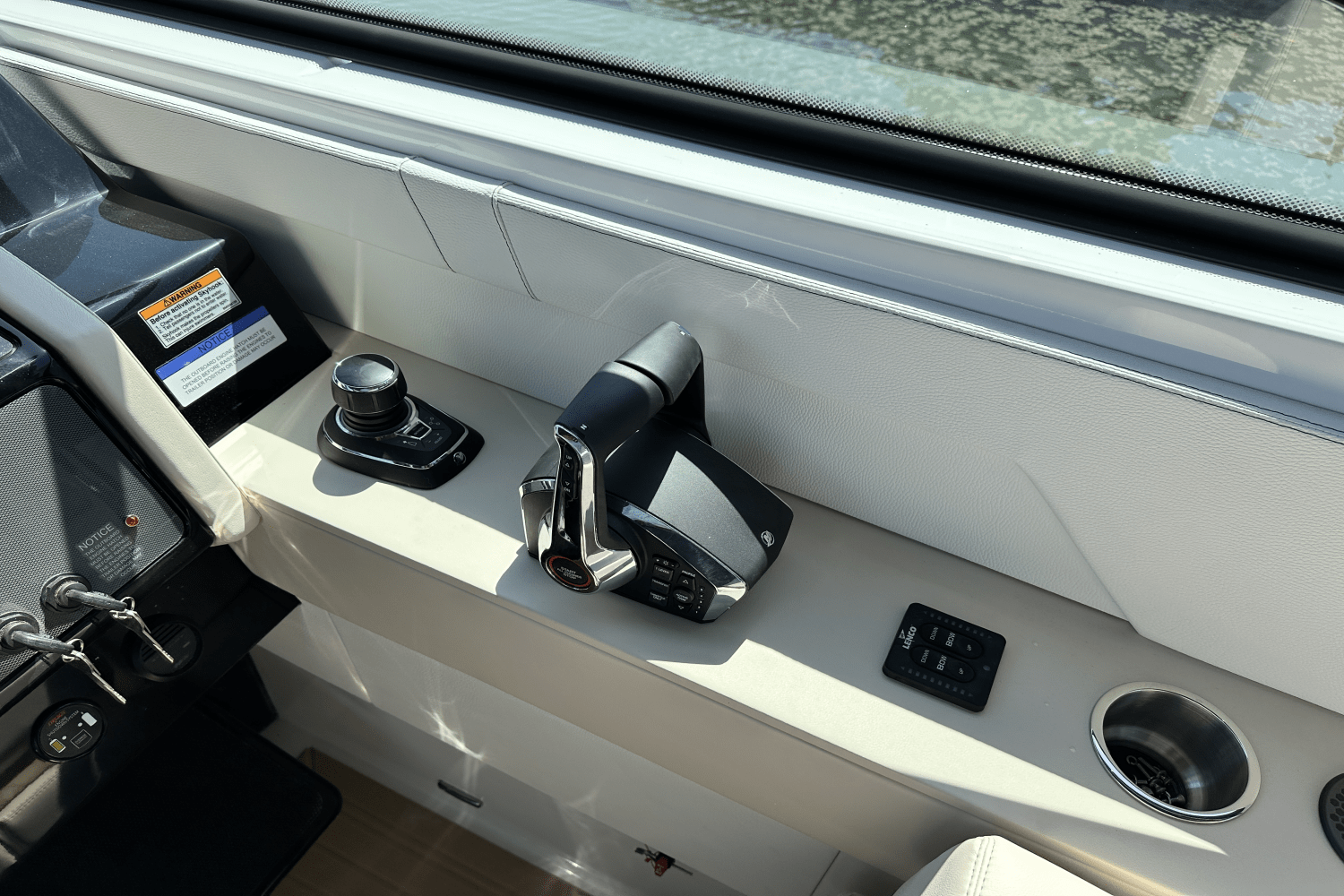 2025 Cruisers Yachts 34 GLS Outboard Image Thumbnail #14