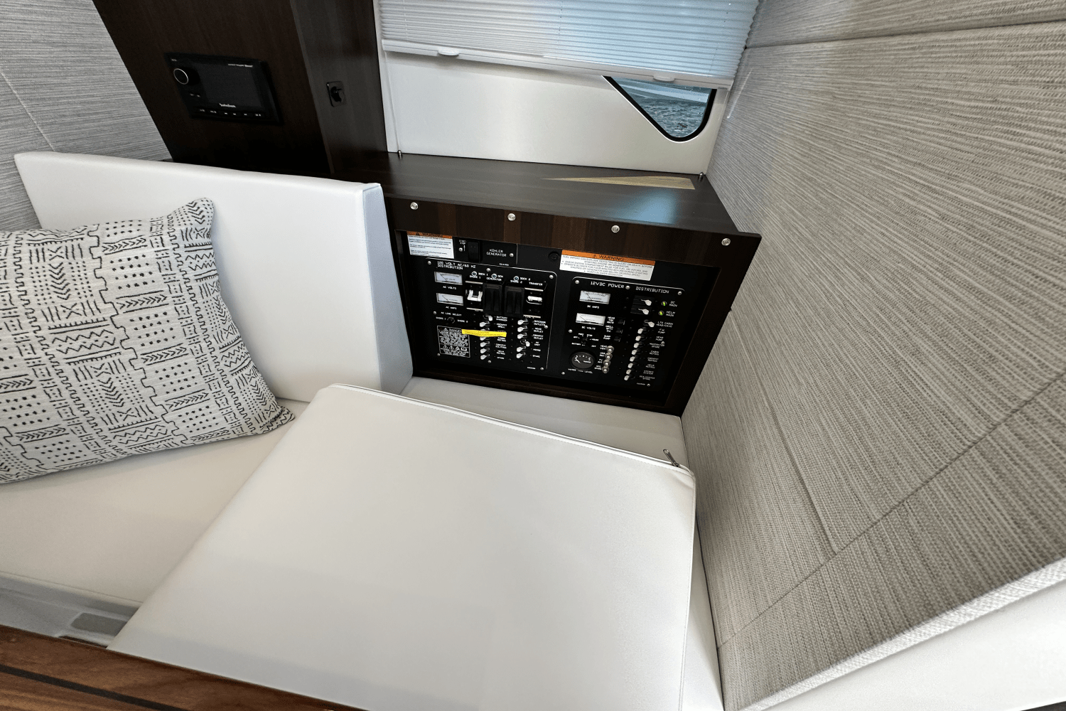 2025 Cruisers Yachts 34 GLS Outboard Image Thumbnail #23