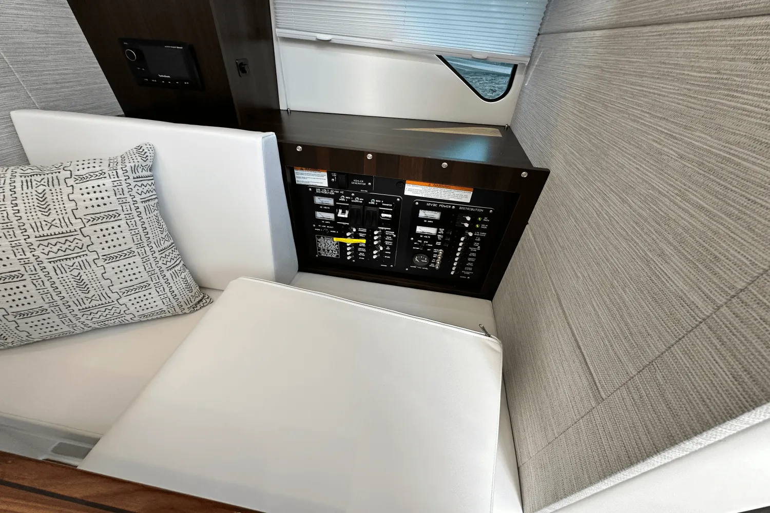 2025 Cruisers Yachts 34 GLS Outboard Image Thumbnail #23