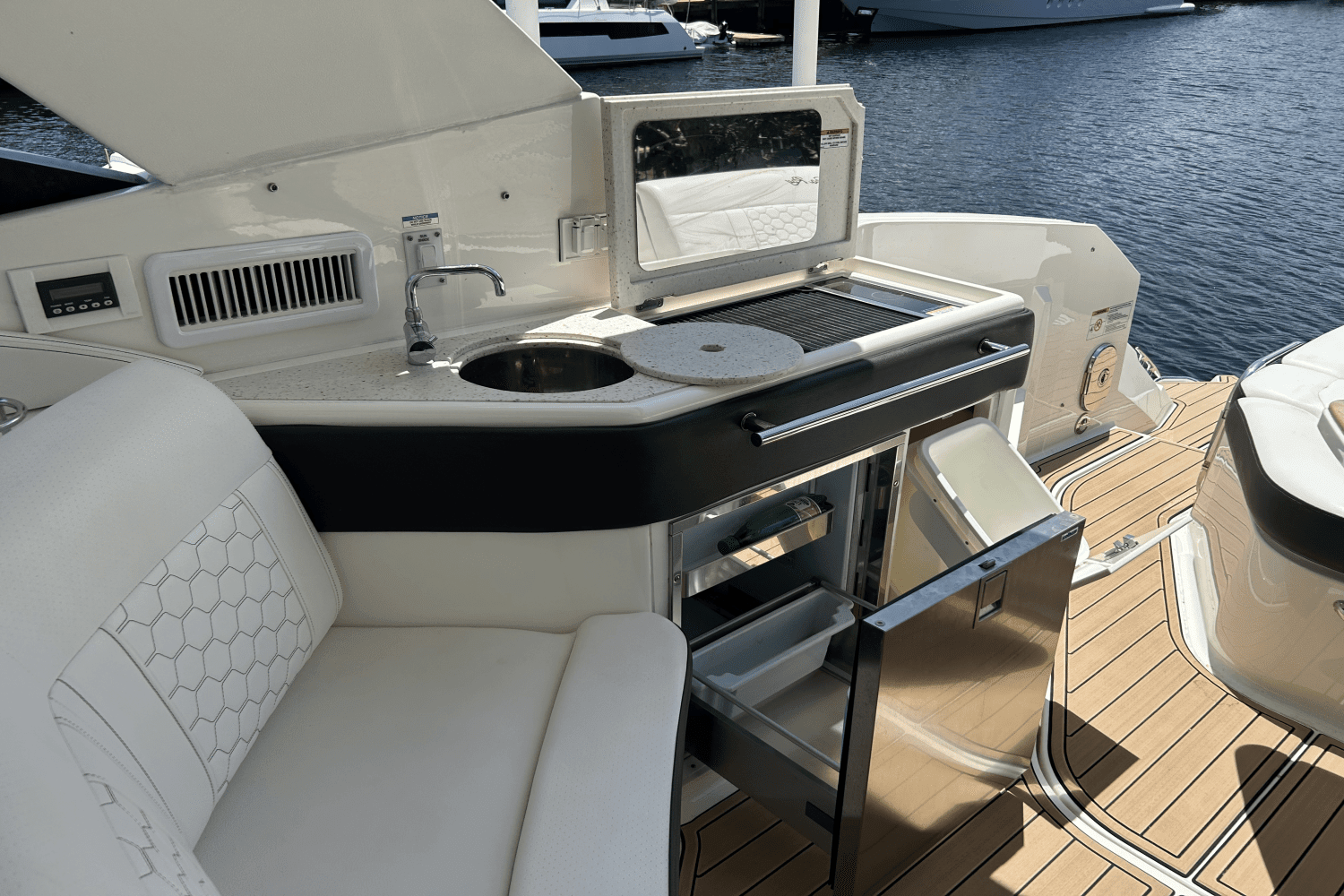 2020 Sea Ray 320 SUNDANCER IO Image Thumbnail #26