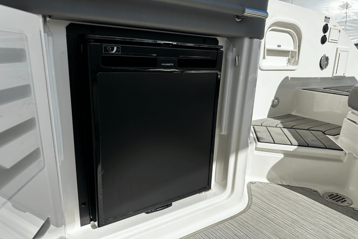 2023 Sea Ray 310 SLX Image Thumbnail #11