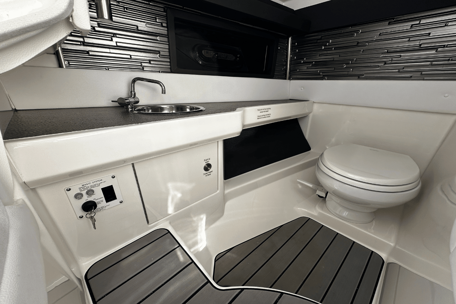 2023 Sea Ray 310 SLX Image Thumbnail #25