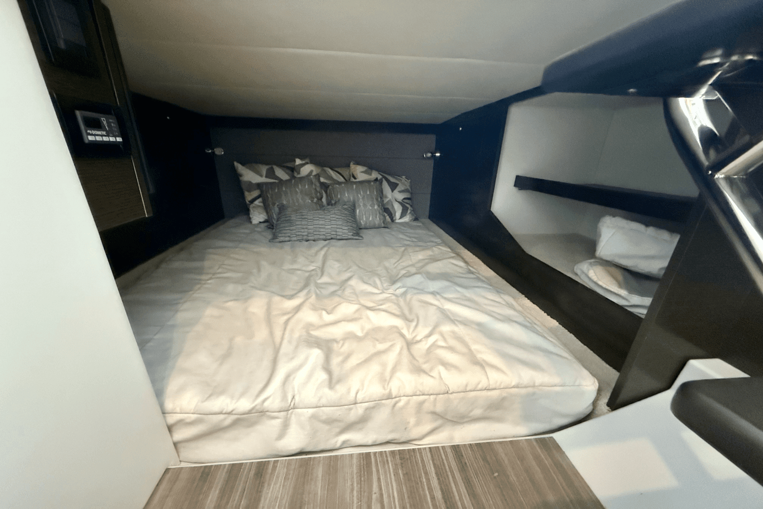 2020 Cruisers Yachts 38 GLS Image Thumbnail #40