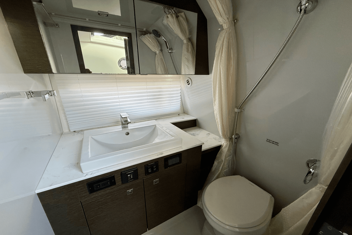 2020 Cruisers Yachts 38 GLS Image Thumbnail #41