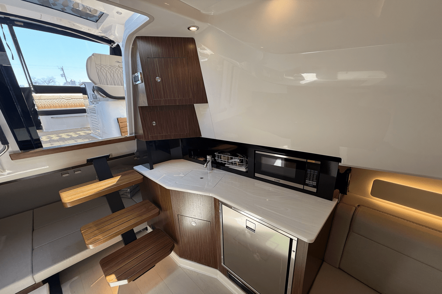 2023 Sea Ray Sundancer 370 Outboard Image Thumbnail #21