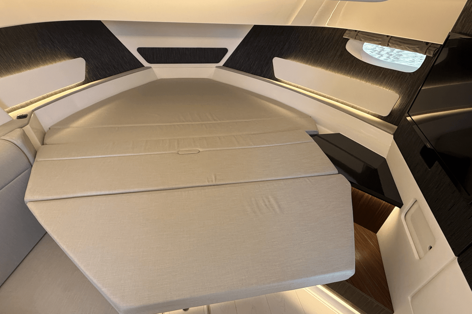 2023 Sea Ray Sundancer 370 Outboard Image Thumbnail #16