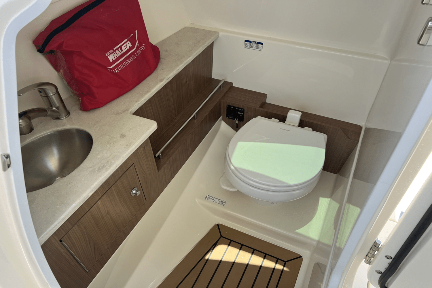 2017 Boston Whaler 270 VANTAGE Image Thumbnail #7