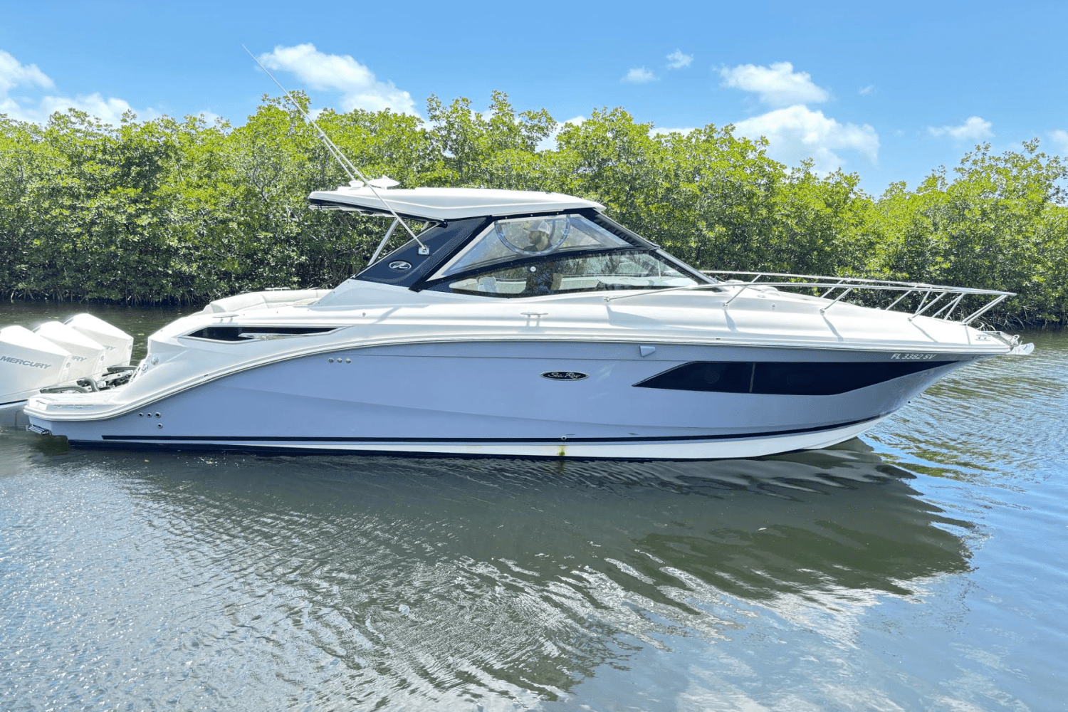 2021 Sea Ray 320 SUNDANCER OB Image Thumbnail #4