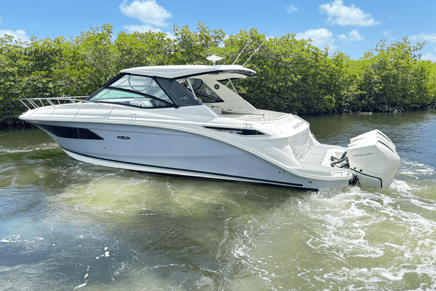 2021 Sea Ray 320 SUNDANCER OB Image Thumbnail #2