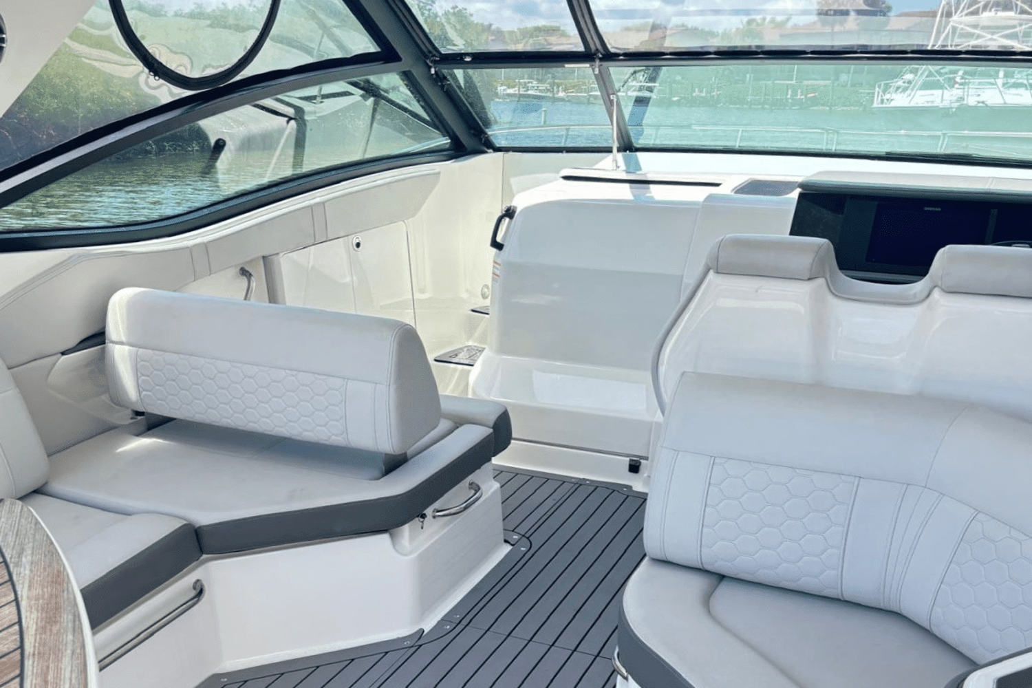 2021 Sea Ray 320 SUNDANCER OB Image Thumbnail #16