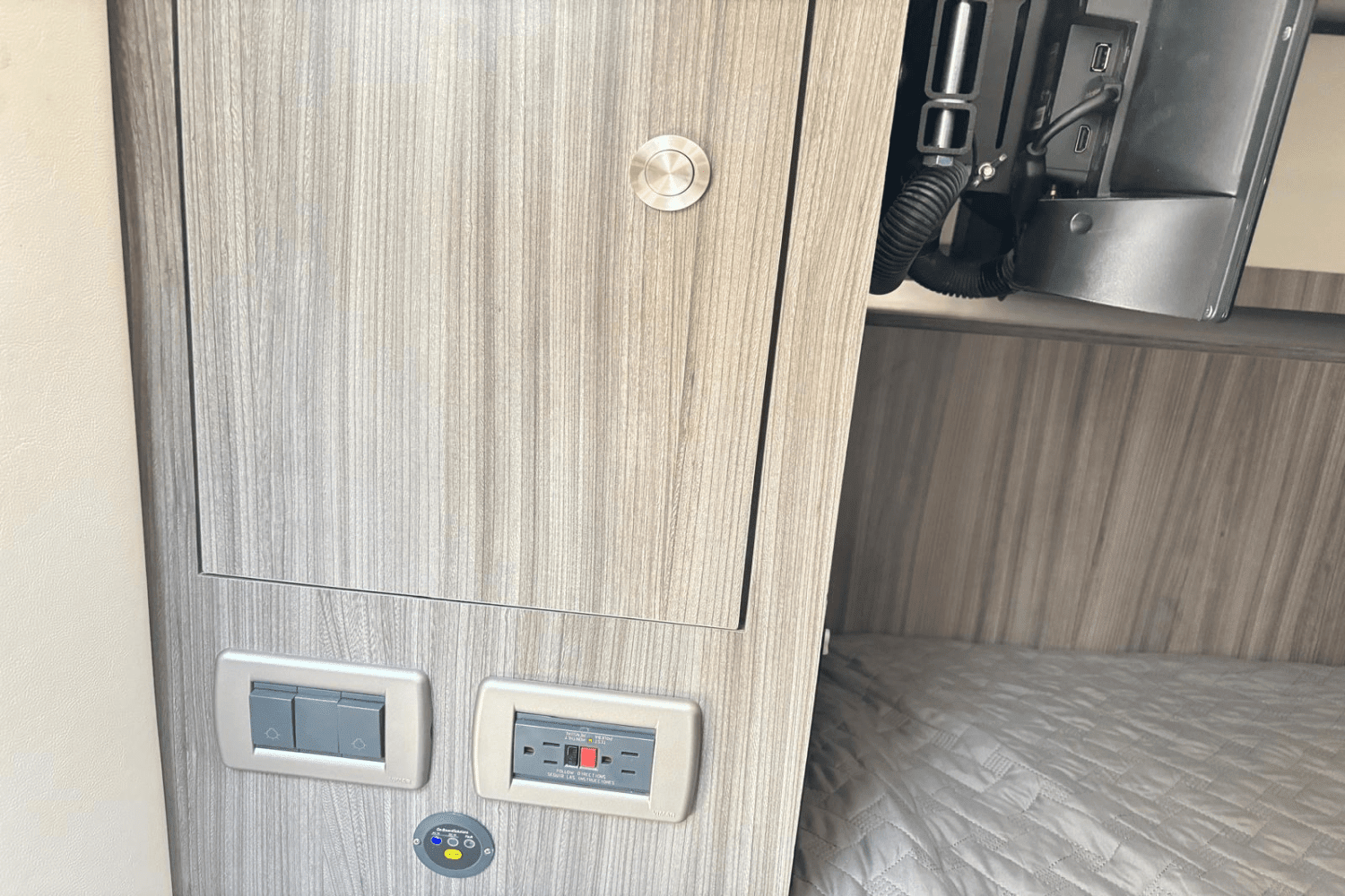 2021 Sea Ray 320 SUNDANCER OB Image Thumbnail #23