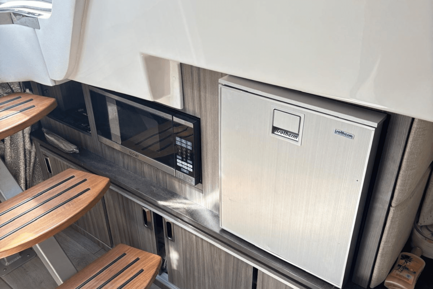 2021 Sea Ray 320 SUNDANCER OB Image Thumbnail #17