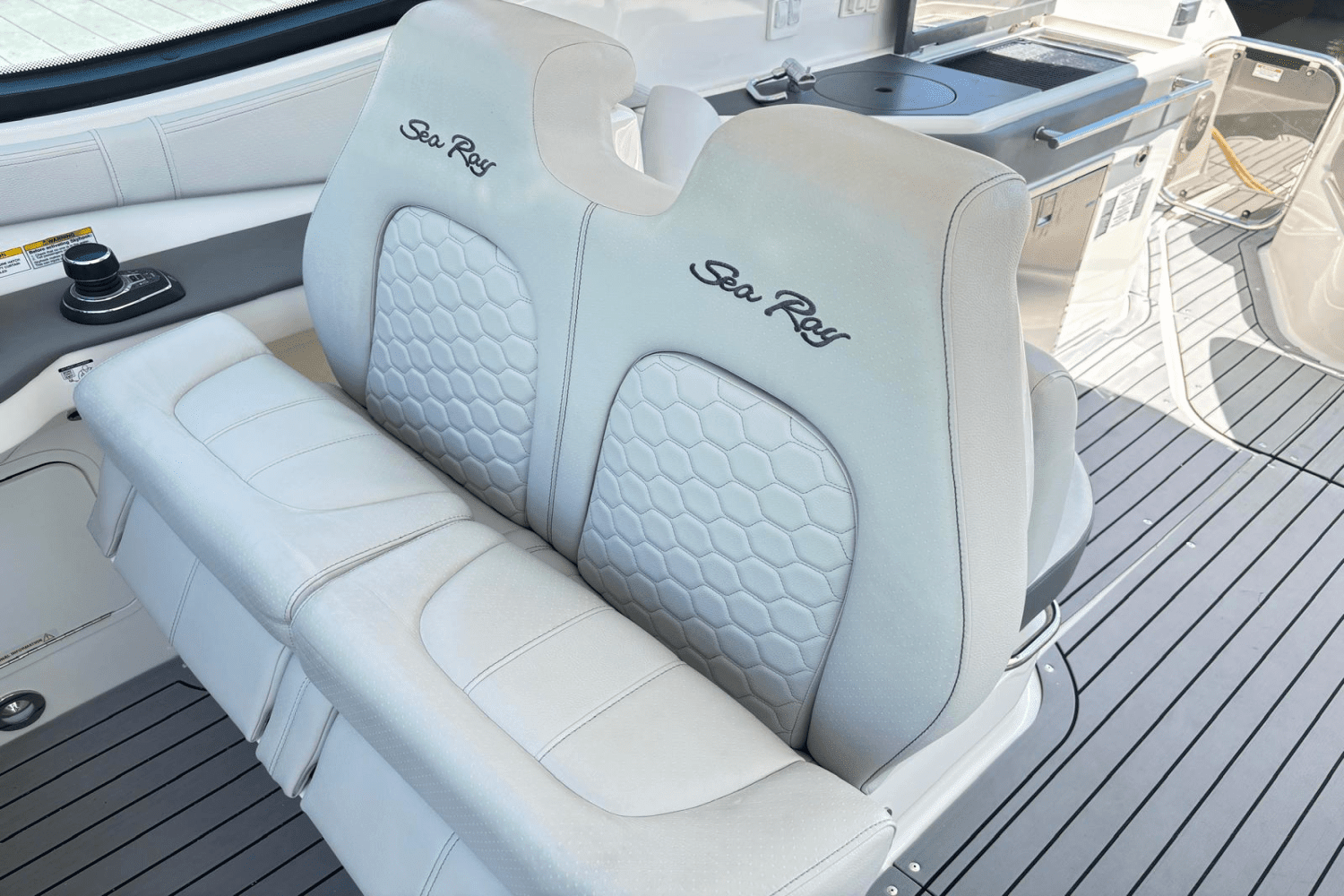 2021 Sea Ray 320 SUNDANCER OB Image Thumbnail #27