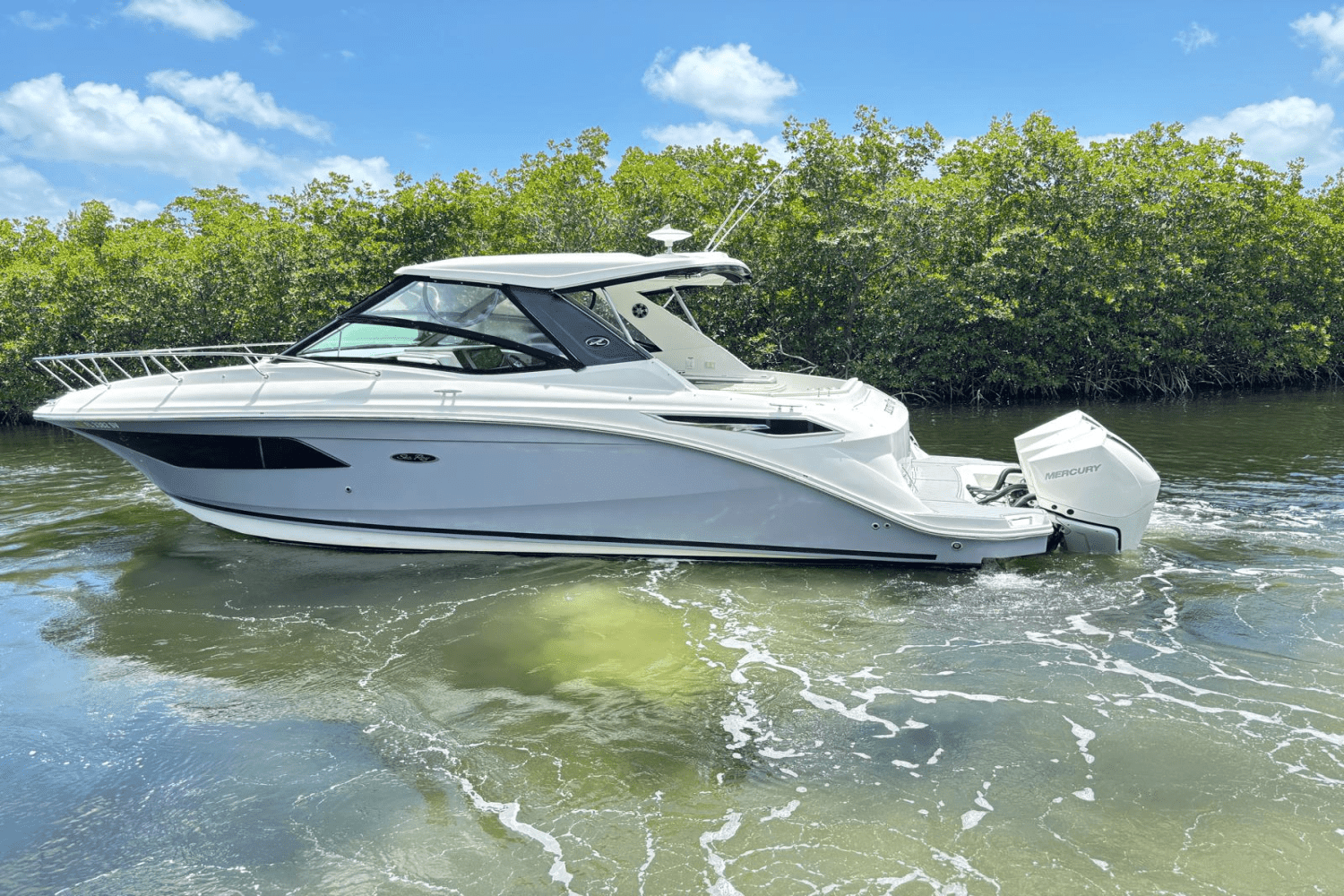 2021 Sea Ray 320 SUNDANCER OB Image Thumbnail #1