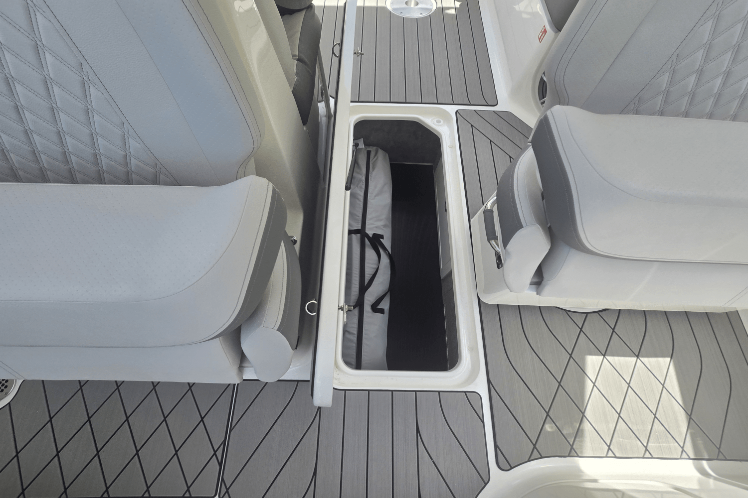 2026 Sea Ray SLX 310 Ouboard Image Thumbnail #12