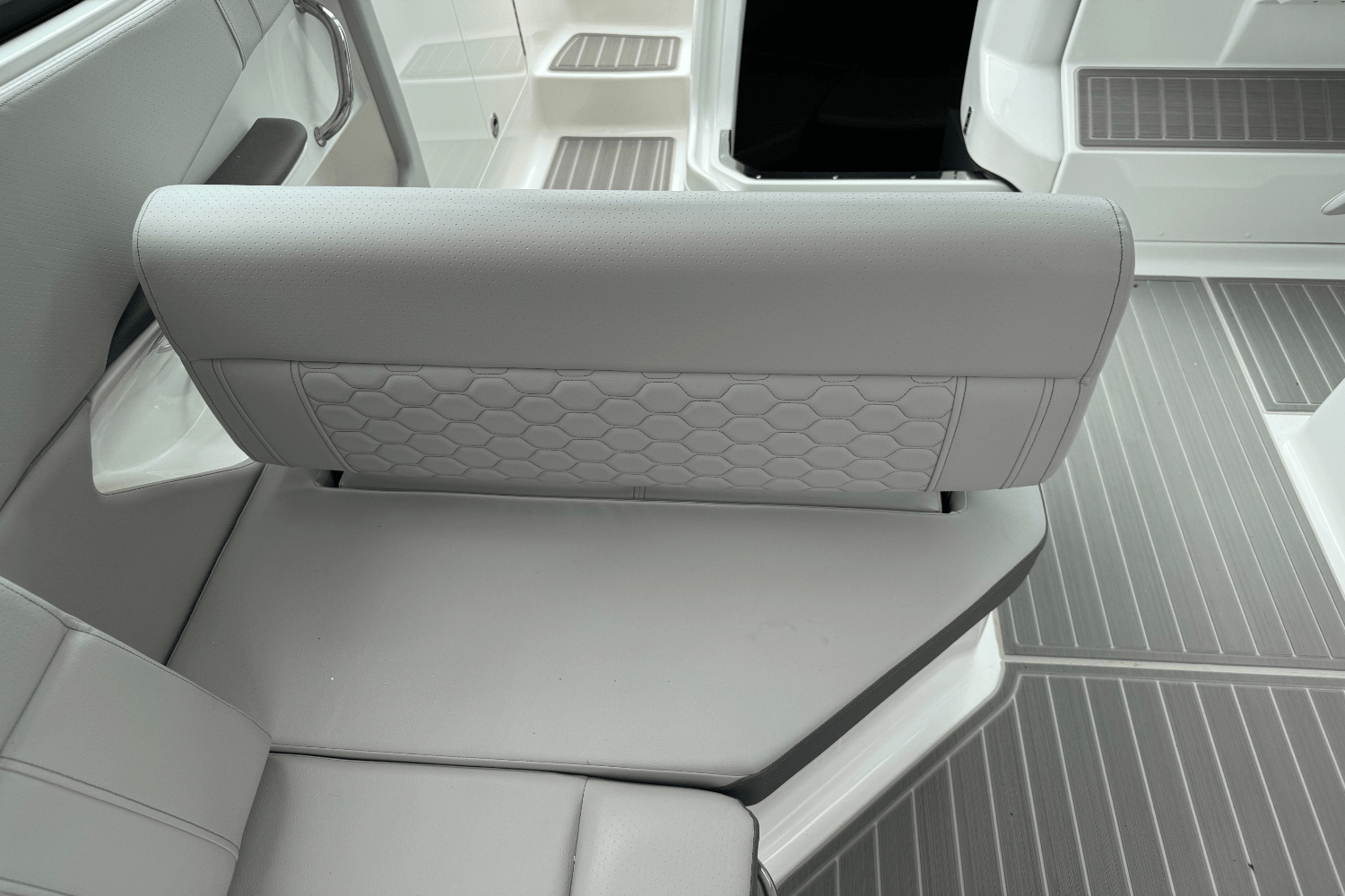 2025 Sea Ray Sundancer 320 Outboard Image Thumbnail #37