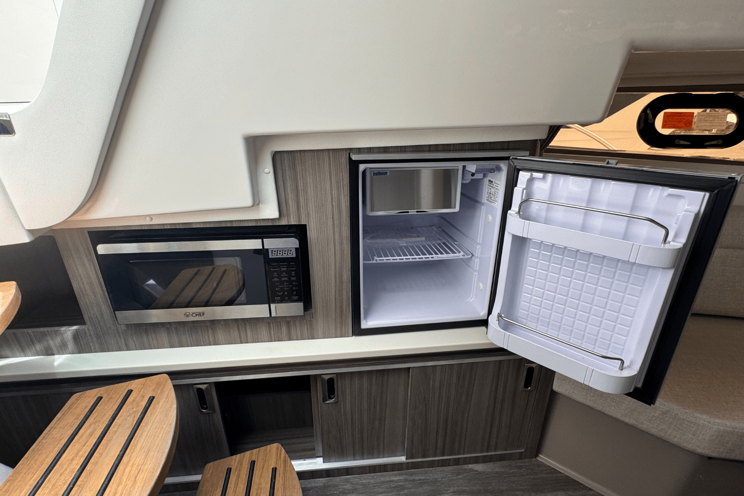 2025 Sea Ray Sundancer 320 Outboard Image Thumbnail #55