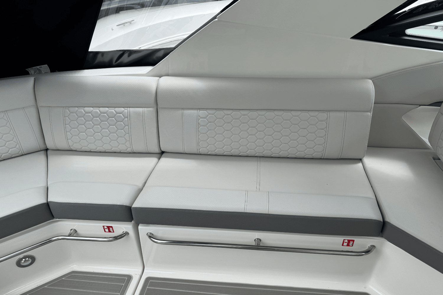 2025 Sea Ray Sundancer 320 Outboard Image Thumbnail #25
