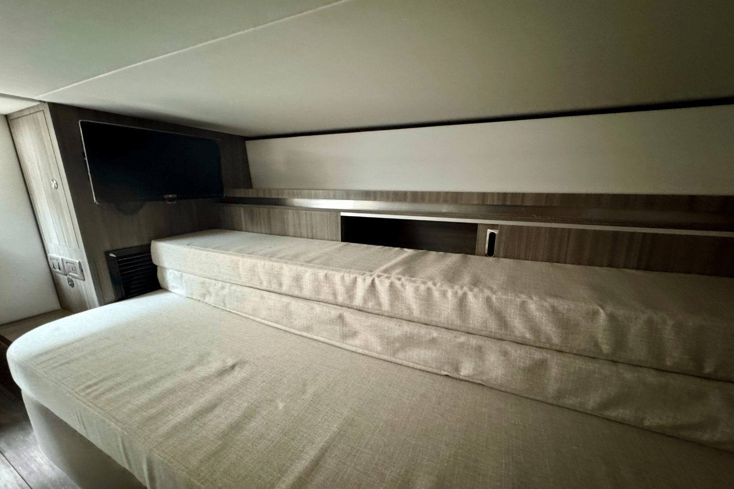 2025 Sea Ray Sundancer 320 Outboard Image Thumbnail #71