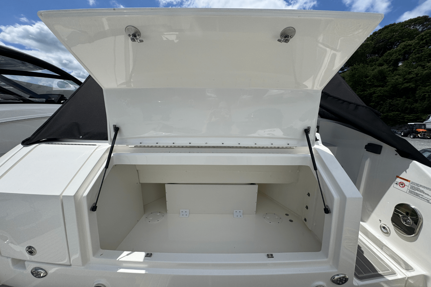 2025 Sea Ray Sundancer 320 Outboard Image Thumbnail #11