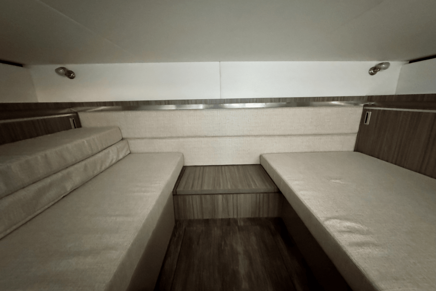 2025 Sea Ray Sundancer 320 Outboard Image Thumbnail #73