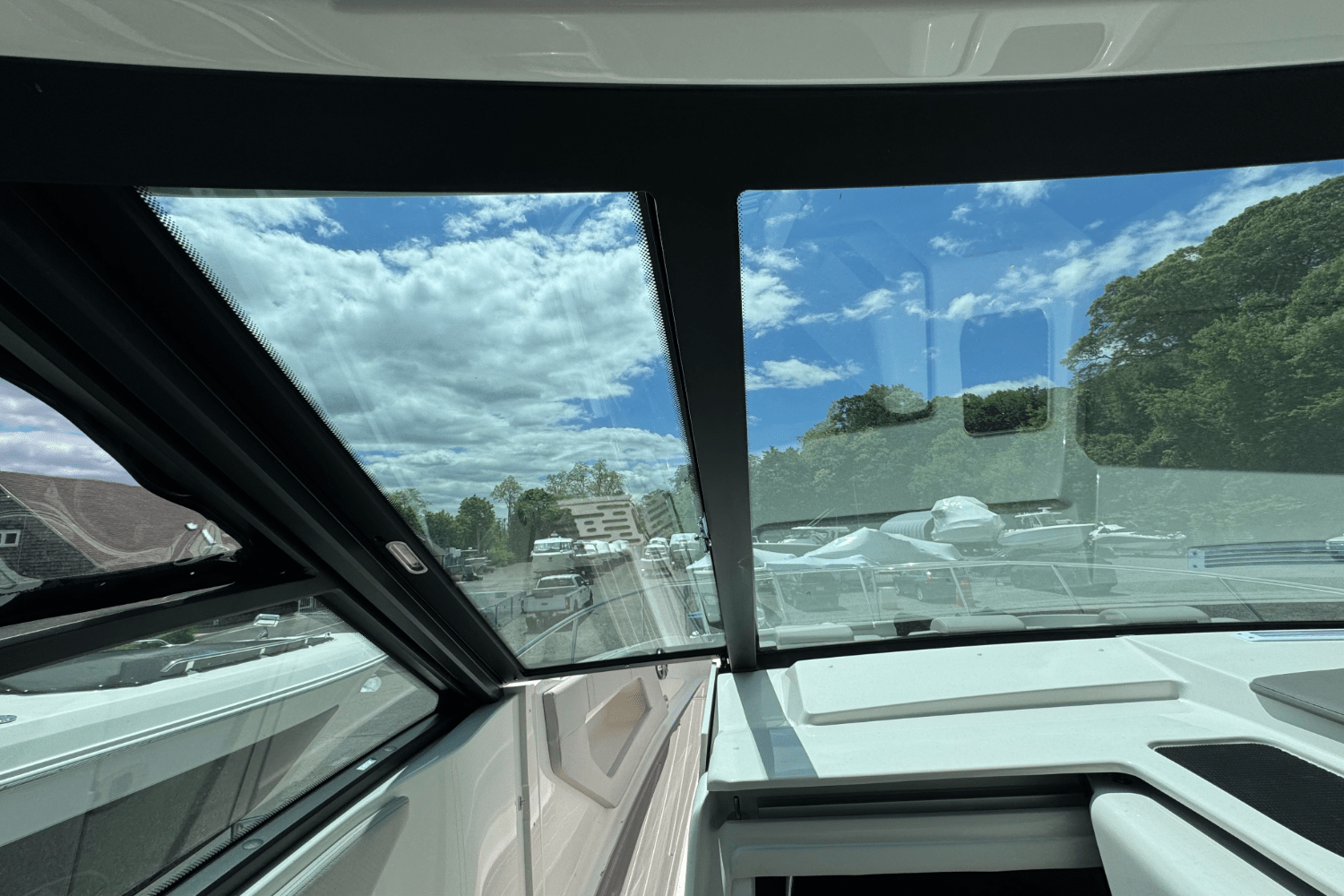 2025 Sea Ray Sundancer 320 Outboard Image Thumbnail #90