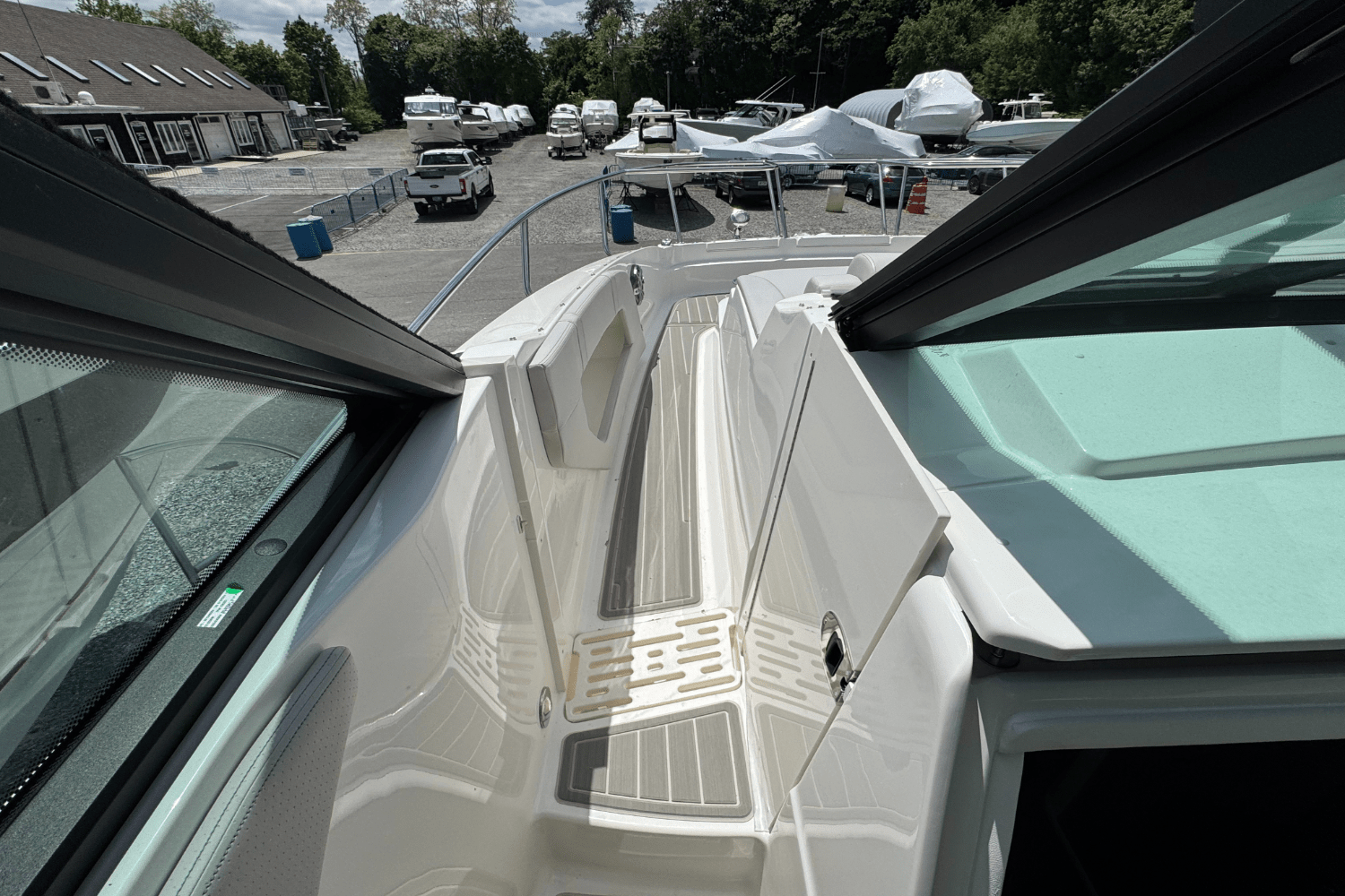 2025 Sea Ray Sundancer 320 Outboard Image Thumbnail #92