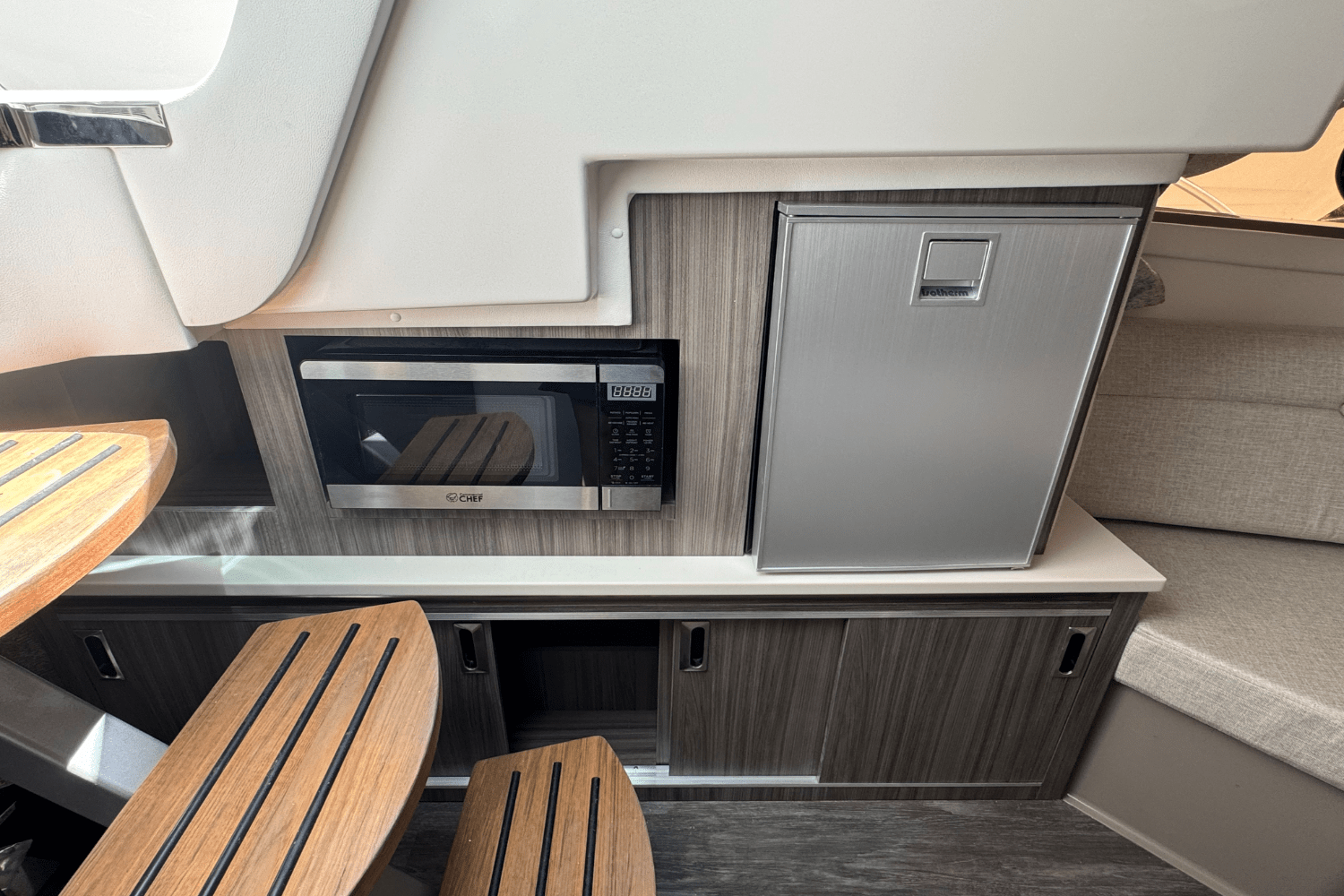 2025 Sea Ray Sundancer 320 Outboard Image Thumbnail #54