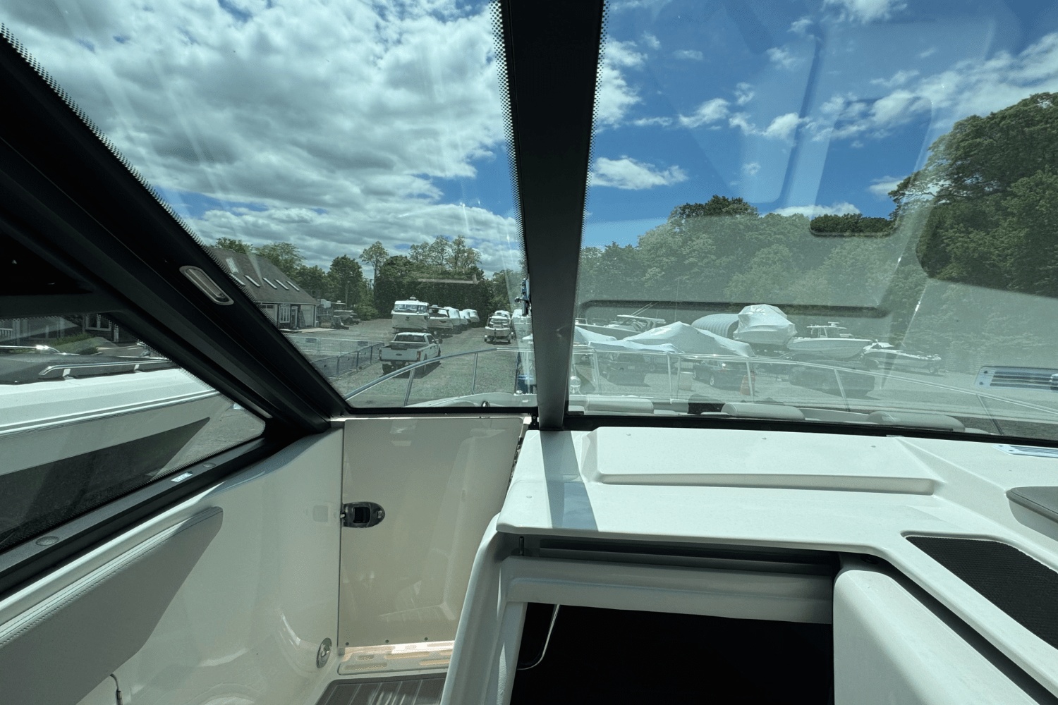 2025 Sea Ray Sundancer 320 Outboard Image Thumbnail #91