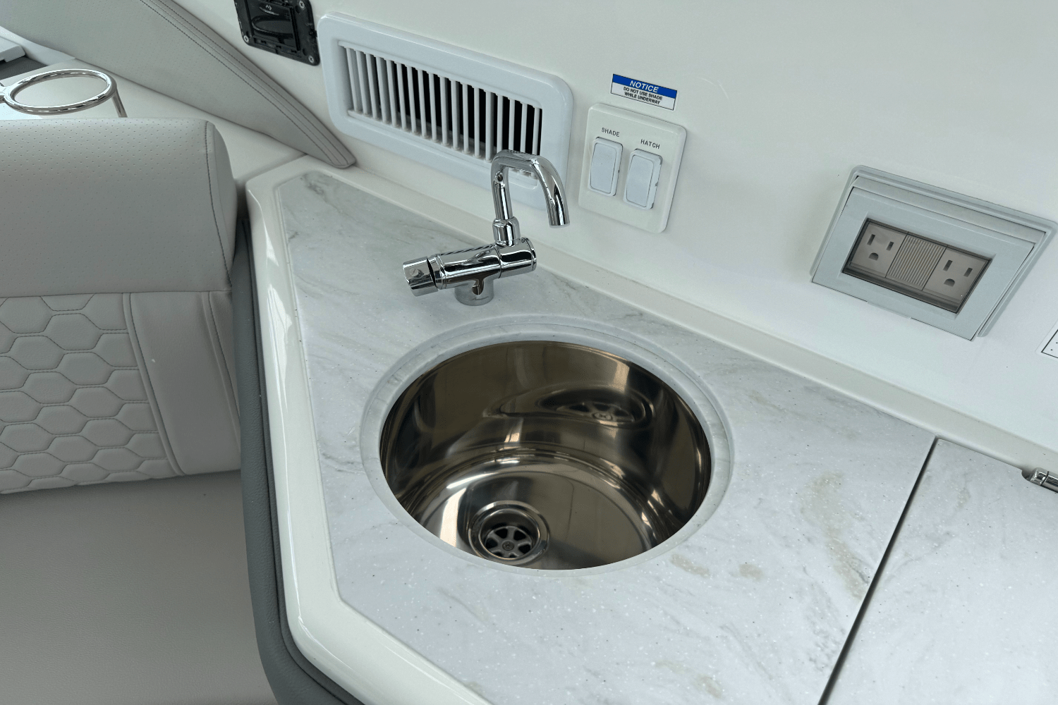 2025 Sea Ray Sundancer 320 Outboard Image Thumbnail #32