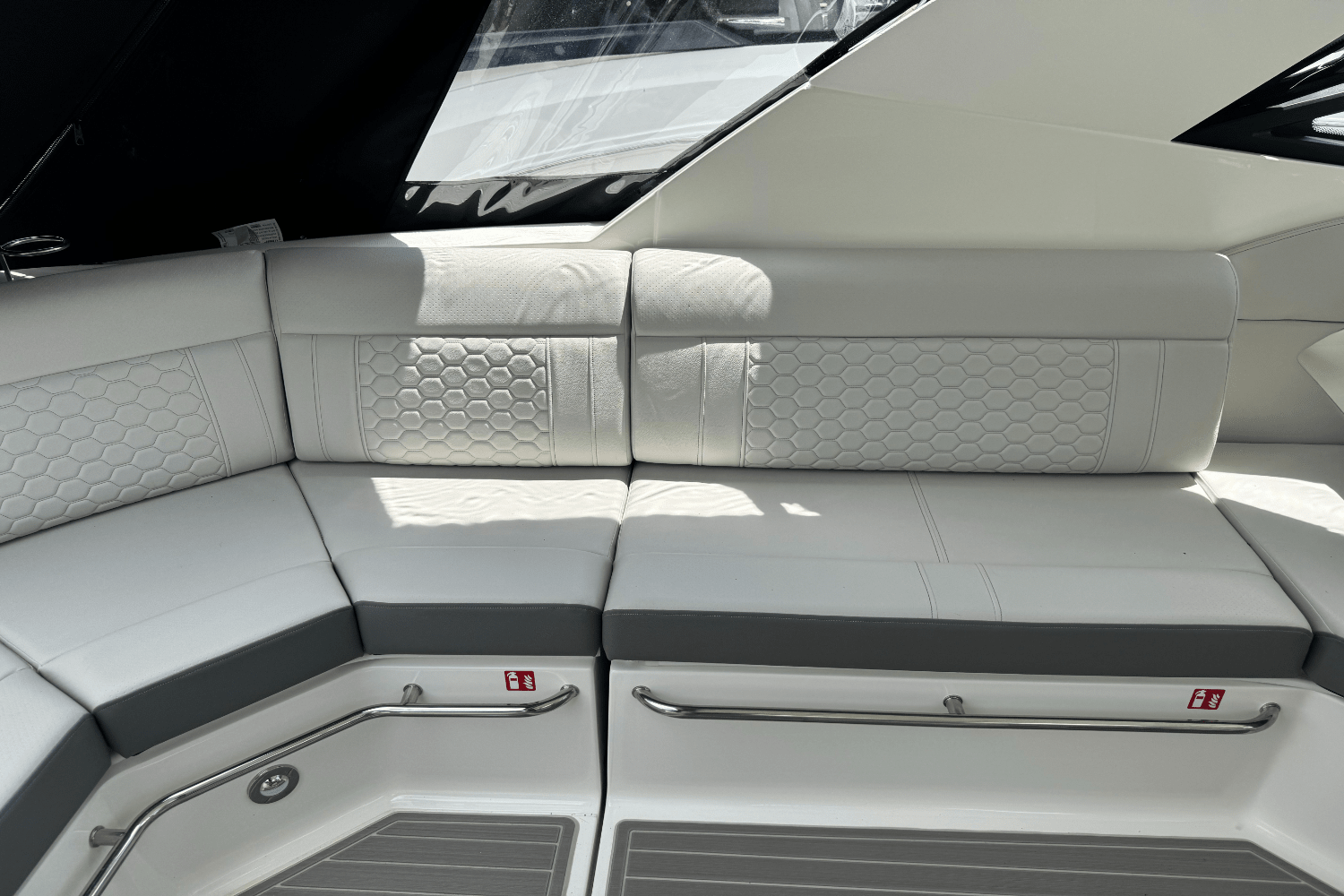 2025 Sea Ray Sundancer 320 Outboard Image Thumbnail #18