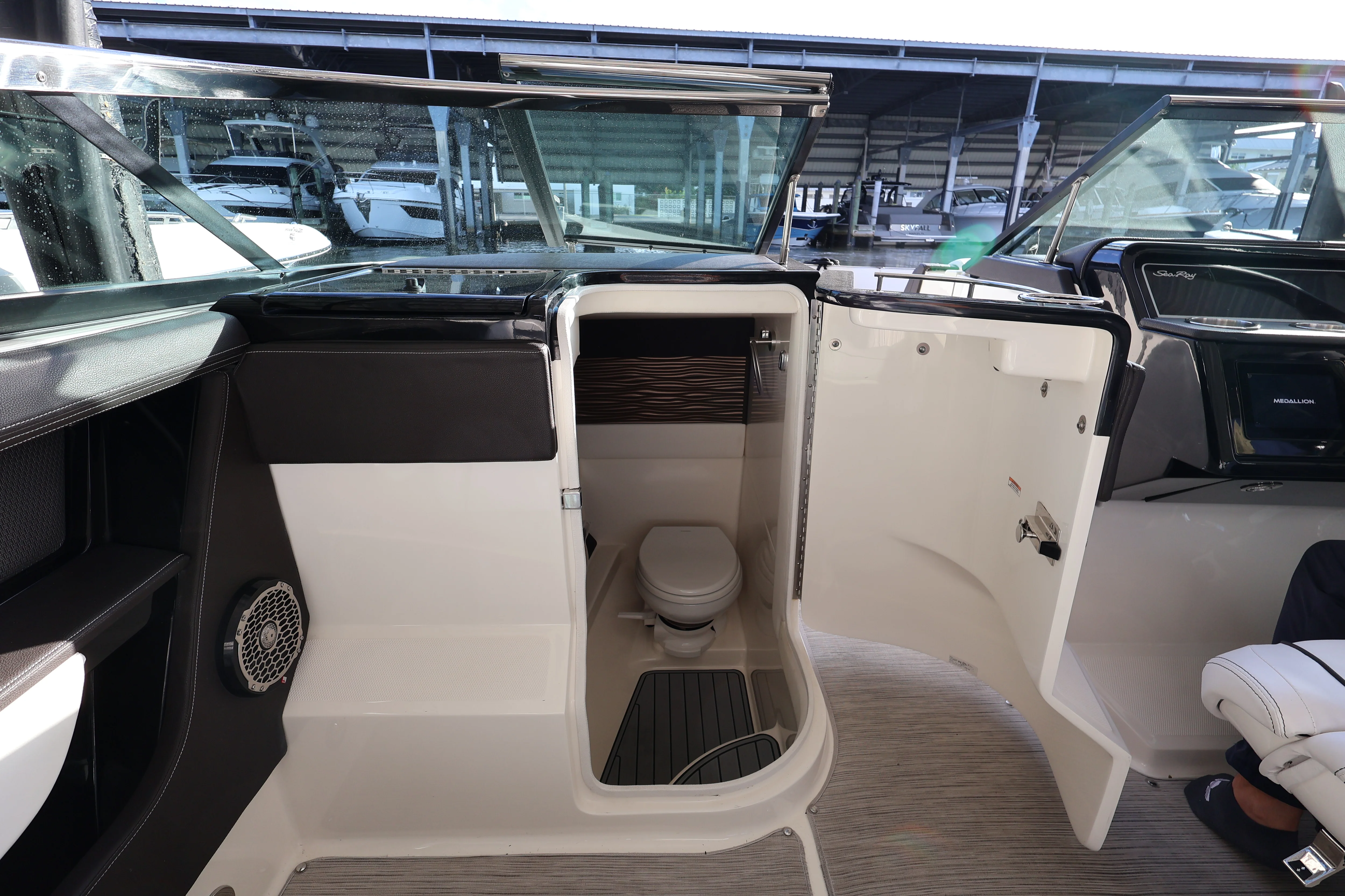 2018 Sea Ray SLX 310 OB Image Thumbnail #16