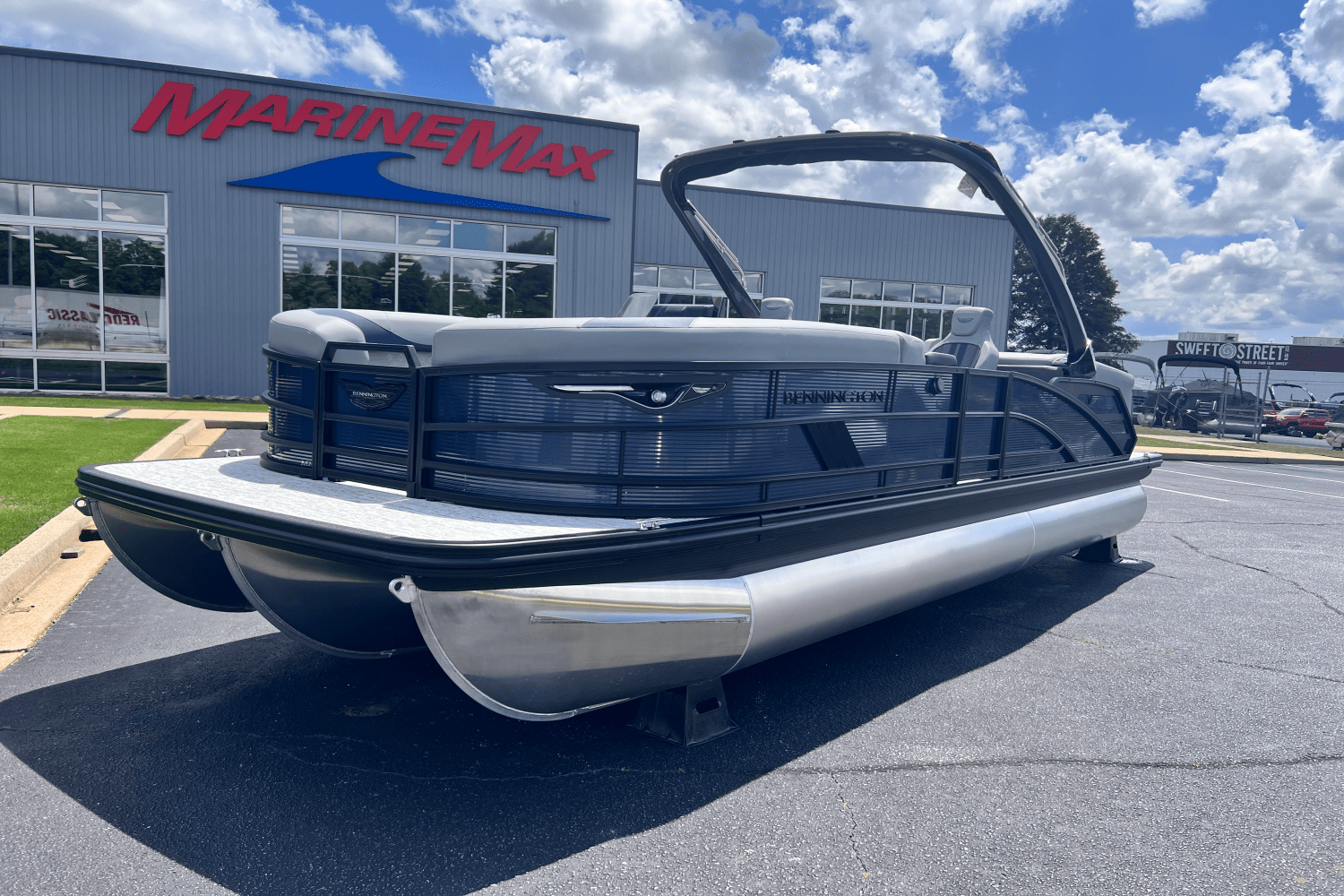 2025 Bennington 24 MFB Image Thumbnail #1