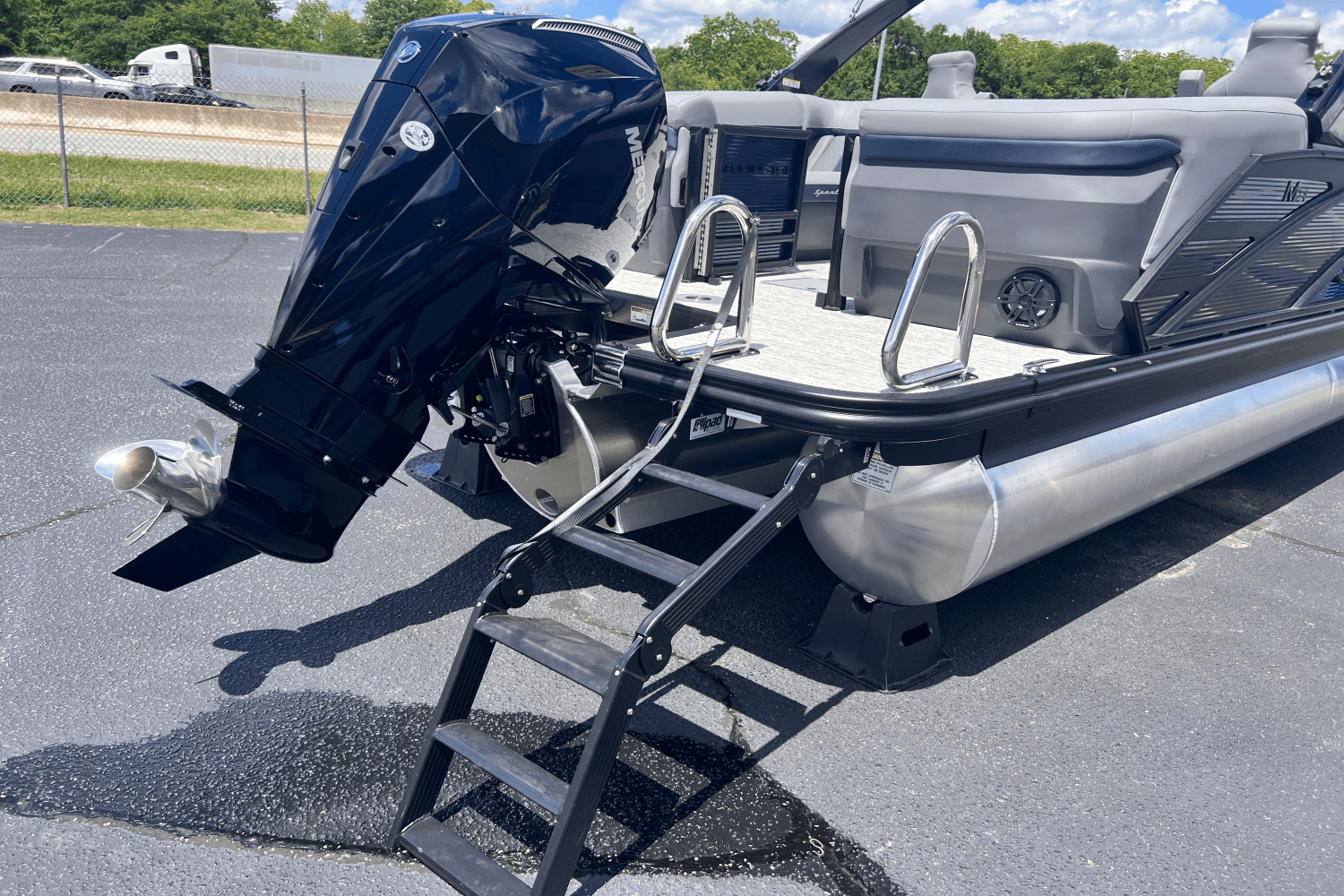 2025 Bennington 24 MFB Image Thumbnail #6